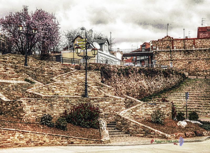 Escaleras bajo la muralla Astorga Reducc.jpg